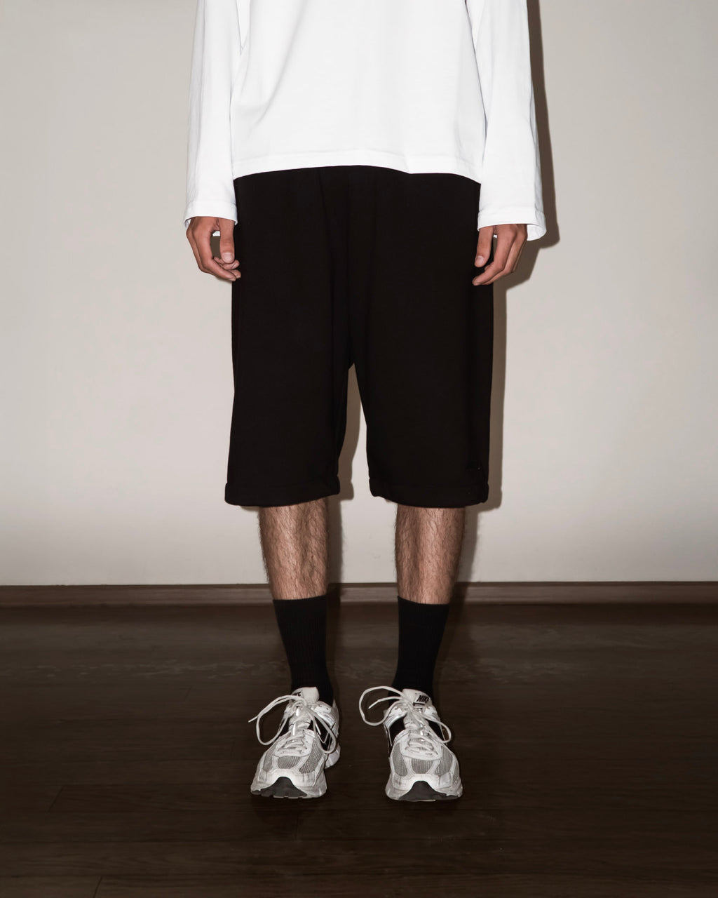 Wide-fit shorts (black)