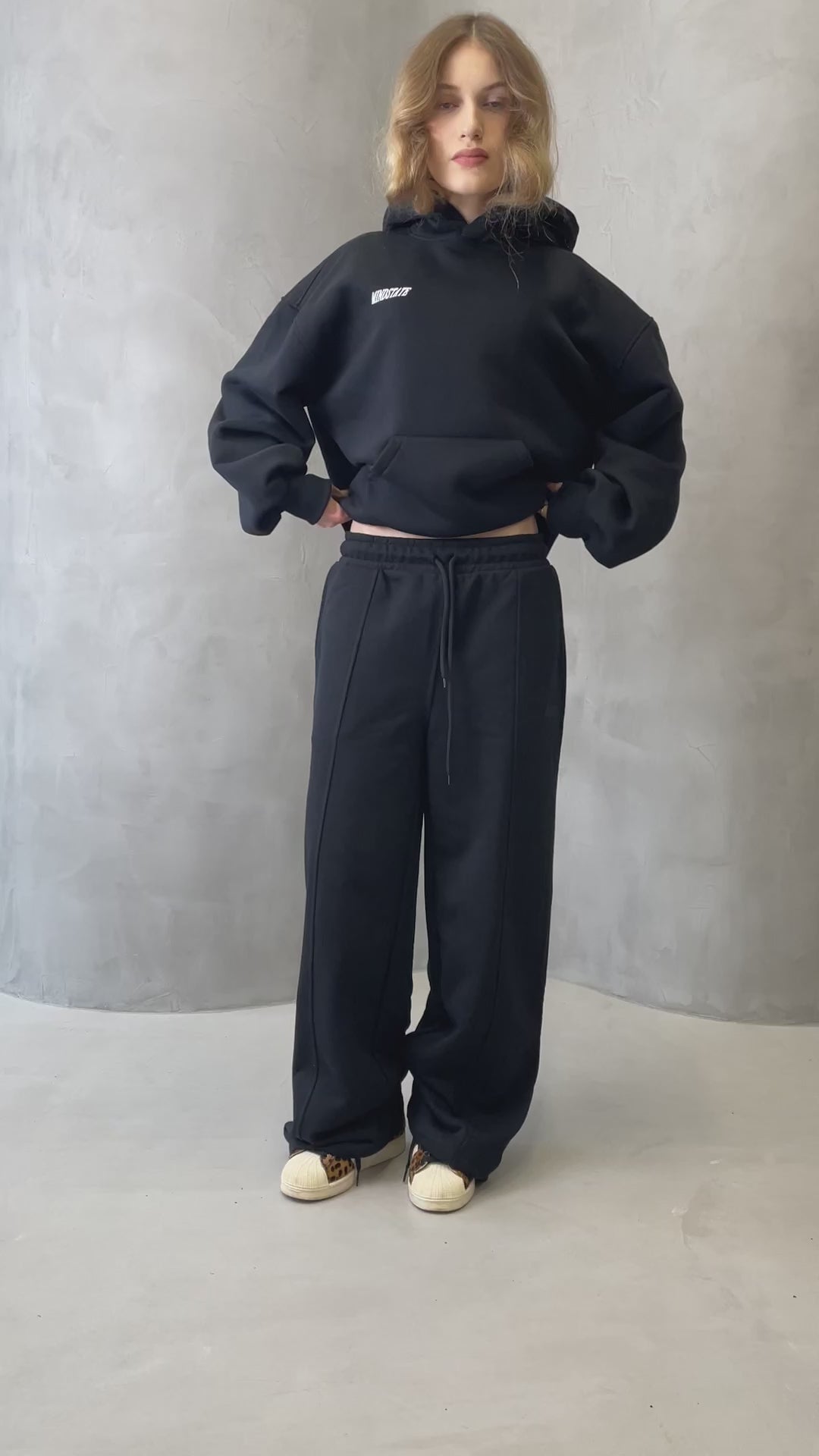 Wide-fit sweatpants (black)